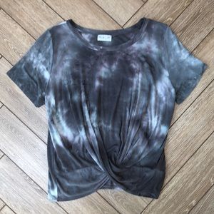 Cute gray tie-dye short sleeve top.
